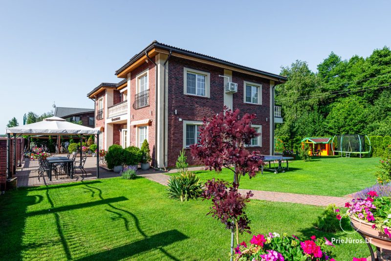 Kunigiškiuose, viloje Optimistas apartamentai, numeriai su virtuvėlėmis, terasomis ar balkonais. Dviejų miegamųjų namelis su terasa.