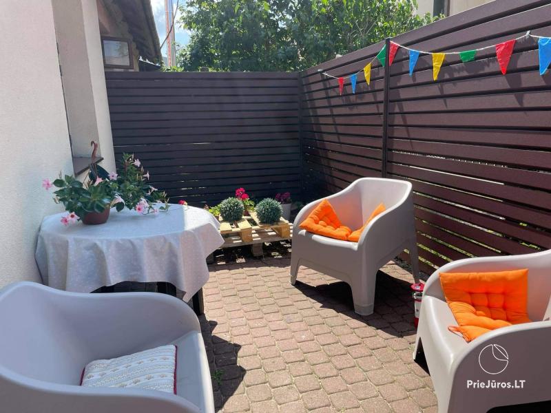 Dviejų kambarių apartamentai per du aukštus privačiame name Melnragėje