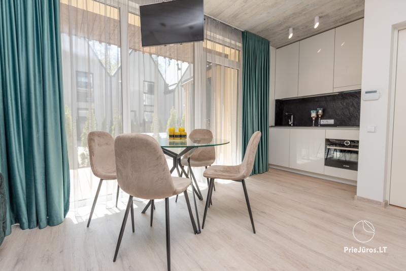 Nauji Apartamentai su terasa ir šildomu baseinu netoli jūros