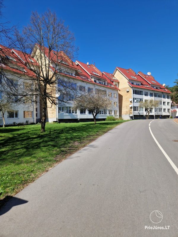 Trijų kambarių butas su dviem balkonais Nidos centre. Pirmas aukštas - patogu su mažais vaikais.
