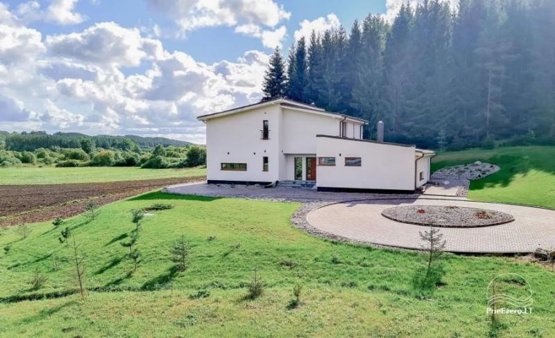 Tiek izīrēta viensēta ar banketu zāli Lunes