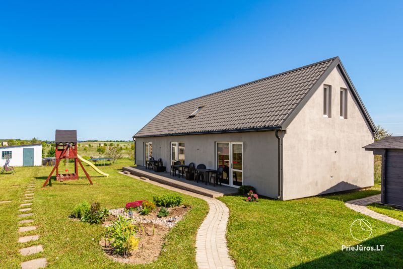 Svečių namai Tuopa - apartamentų nuoma su terasomis Nemirsetoje. Kieme - vaikų žaidimų aikštelė, batutas.