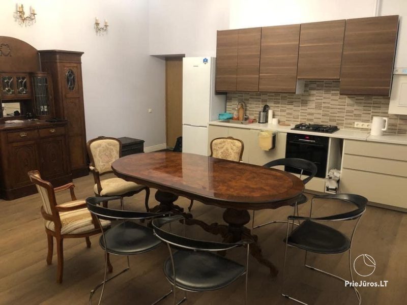 Puikiai įrengtas, stilingas ir erdvus 4 kambarių butas šalia jūros Liepojoje.