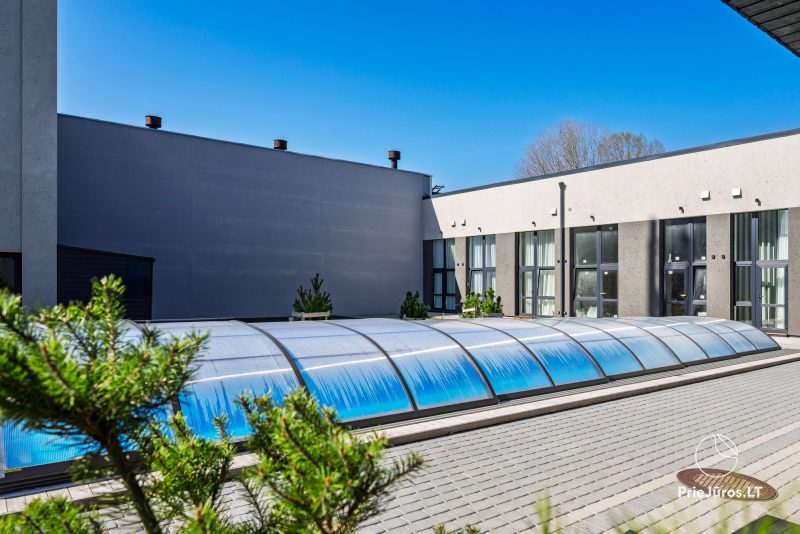Nauji apartamentai Dune Suite Palanga su atskiru įėjimu iš kiemo ir terasa. Kieme baseinas