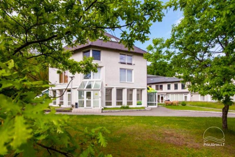 1–3 kambarių Apartamentai Juodkrantėje „PRIE ĄŽUOLO“ – atskiri įėjimai, virtuvės, terasos