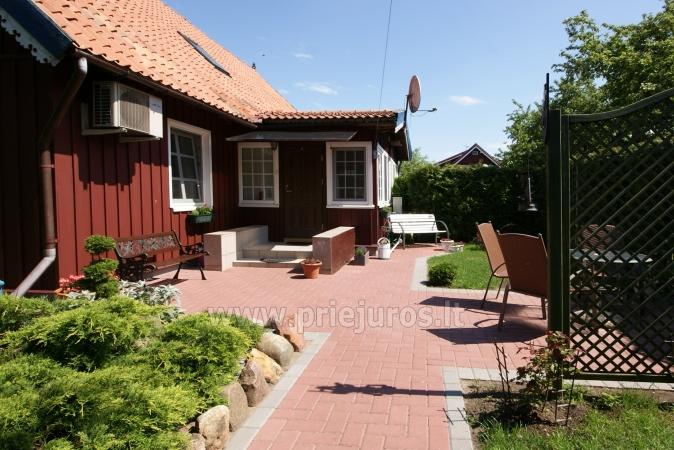 Divas istabas dzīvoklis centrā Nidas ar privāto dārzu