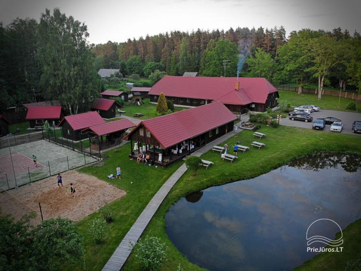Svečių namai Vecmuiža Latvijoje: nameliai, kambariai, pirtys, kubilas, pokylių salė