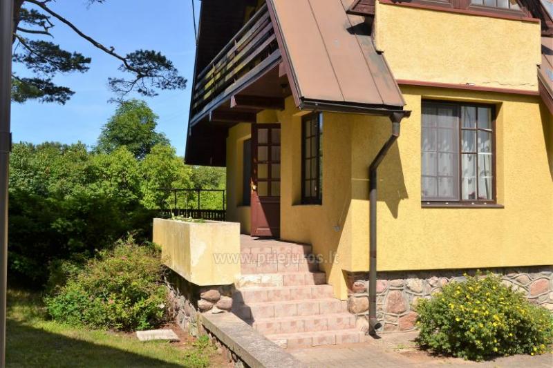 Haus mit einer Sauna und einem Trampolin in Ventspils