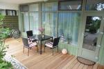Die gemütliche Zwei-Zimmer-Wohnung mit 35 m2 Terrasse im Erdgeschoss. Ein Blick auf die Lagune